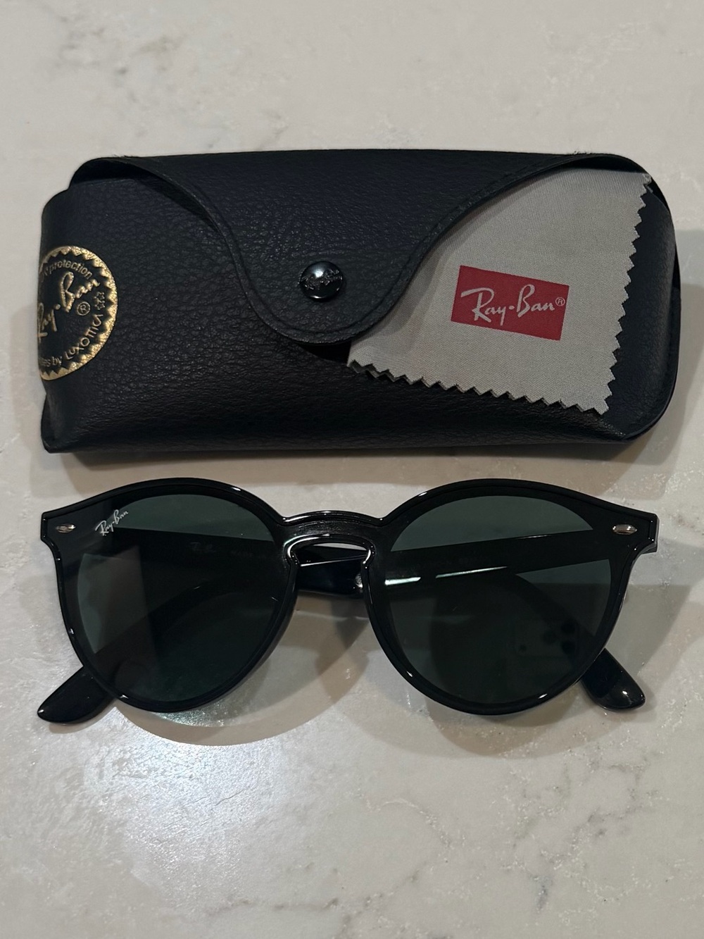 NWOT Ray-Ban Black Frame Sunglasses with Black Lenses